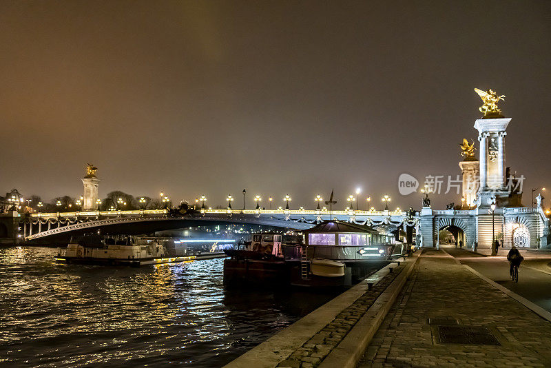 2019 Pont Alexandre III在晚上